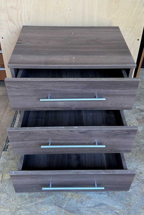 Comoda cu 3 sertare; Mic Dulap cu spatii de depozitare; Noptiera