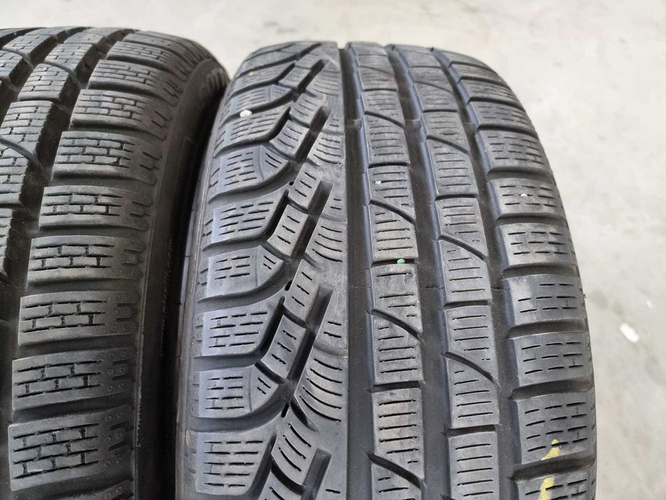 2 Anvelope de IARNA 235.45.18 'Pirelli' ; stare foarte buna