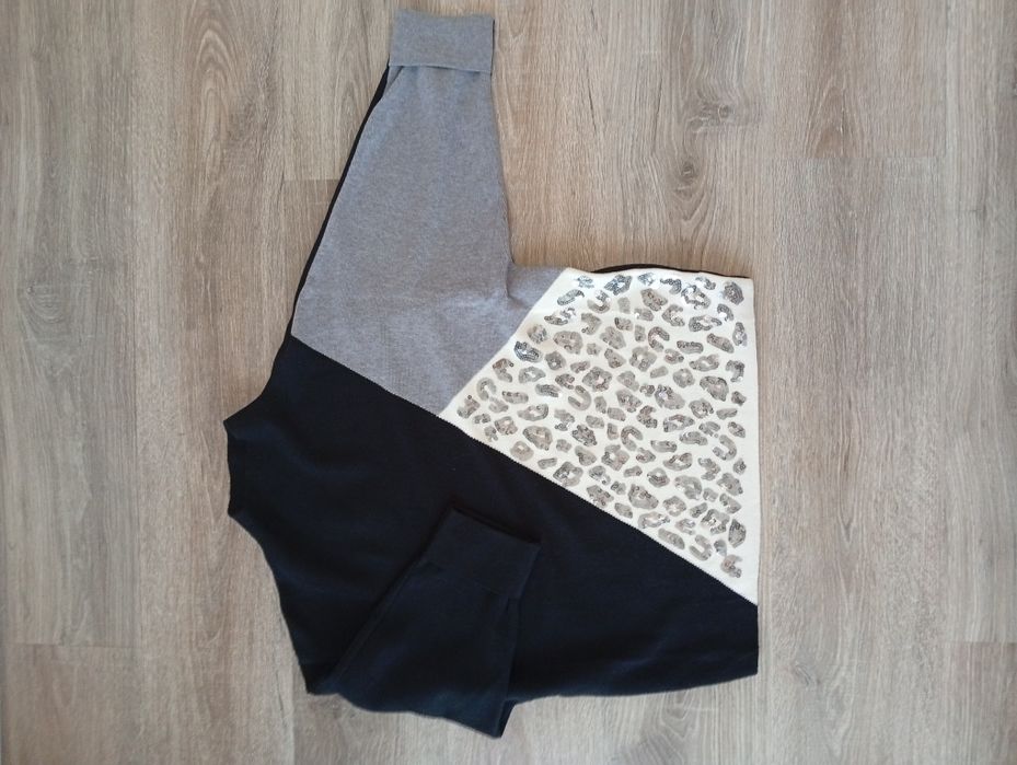 Красива нова блуза с фигури от пайети на бял фон