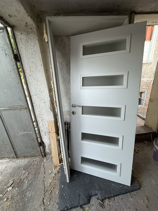 Масивна дървена интериорна врата с остъкление и каса