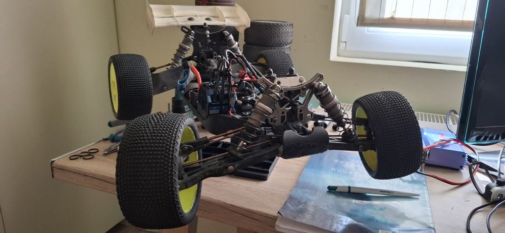 Rc truggy 1/8 със много части
