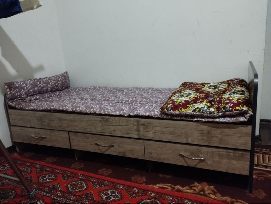 Kravat va dars uchun stol sotiladi