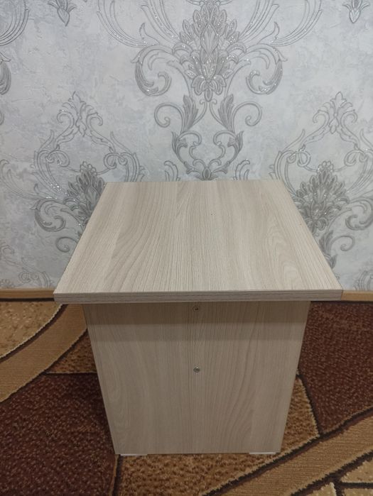 Продам Швейную машинку оверлок Стол и стулья!