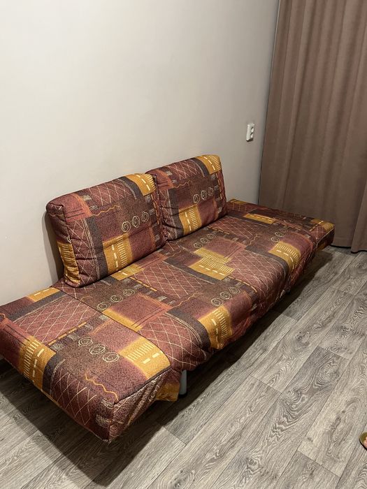 Диван с подушками