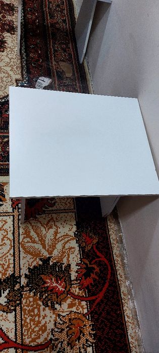 Продаются 4 пластмассовых стульев и 2 стола