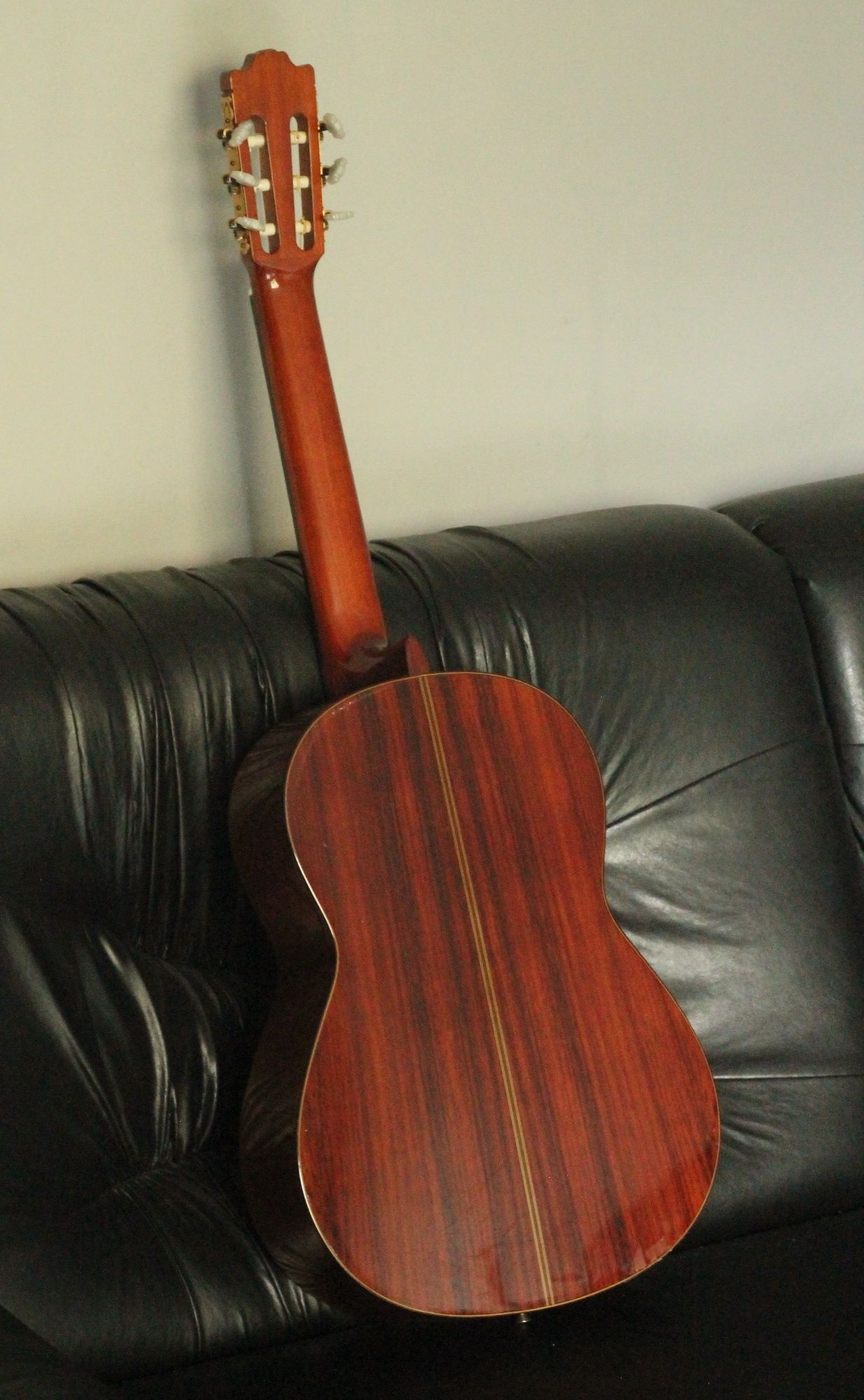 Продавам класическа китара YAMAHA G-240 + KNA NG-1 + калъф