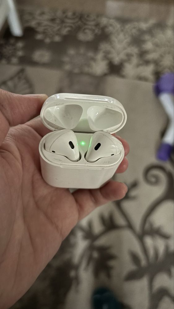 Продам оригинальный кейс от airpods
