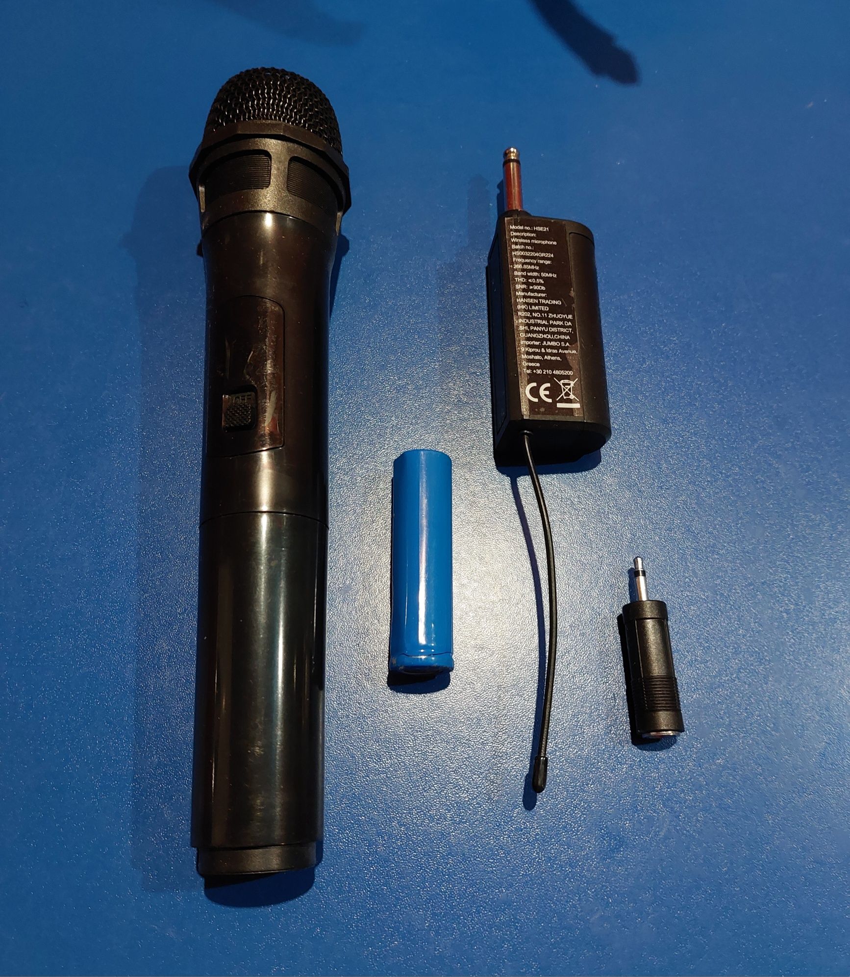 Microfon karaoke wireless ce poate fi conectat la dispozitivele audio