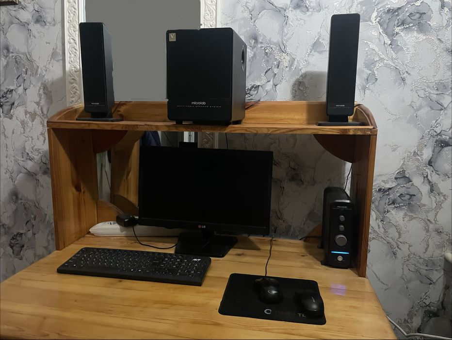Компьютер ( стол, колонки(microlab))