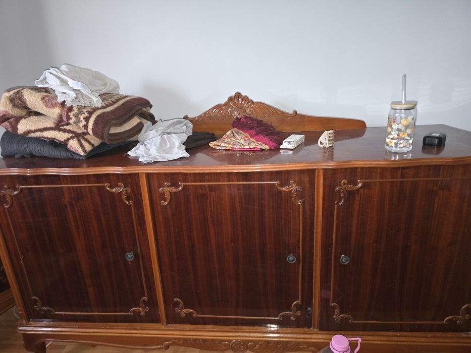 Mobilier vechi din lemn masiv