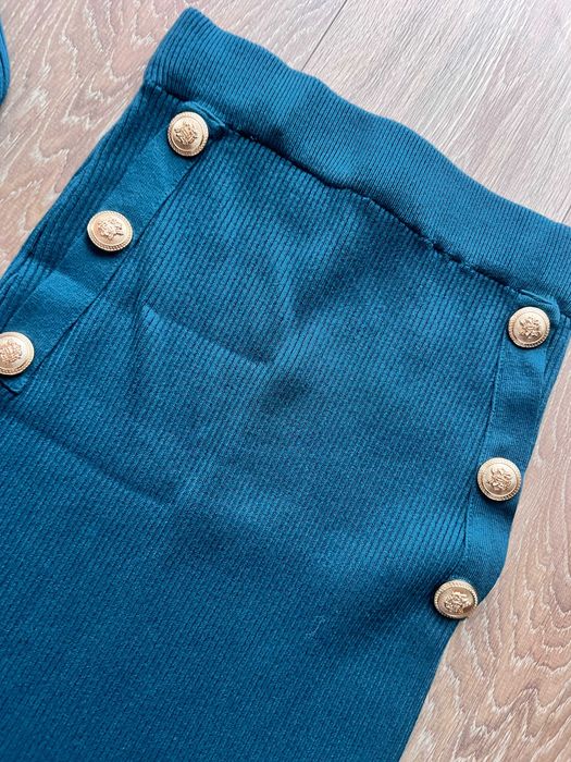 costum cu fusta tricotat