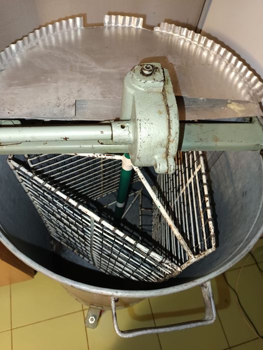 Vând centrifugă pentru stors miere