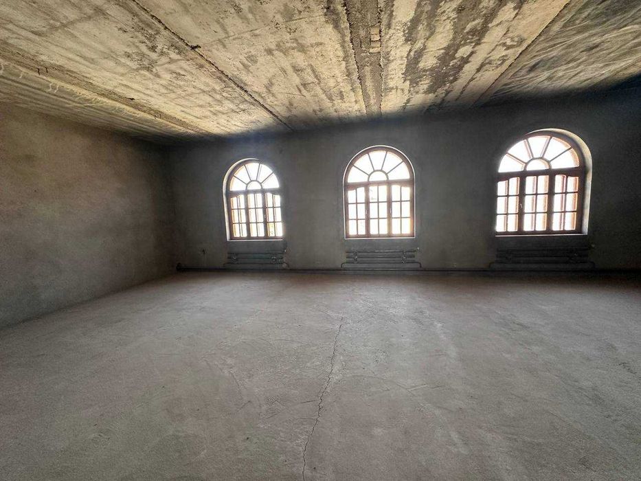 2 каватли 4 сотихли ховли сотилади.