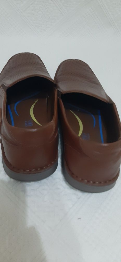 Pantofi  din piele naturala marimea 41 int 27,5 cm,stare noi