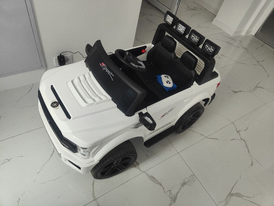 Mașina electrică copii 24v jeep , aproape noua cu telecomanda, 2locuri