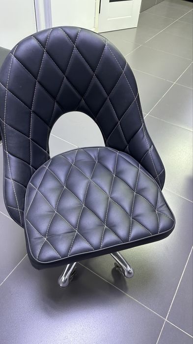 Продам кресло на колесиках для клиентов салона красоты