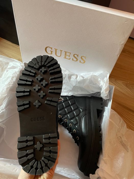 Продавам кожени боти Guess