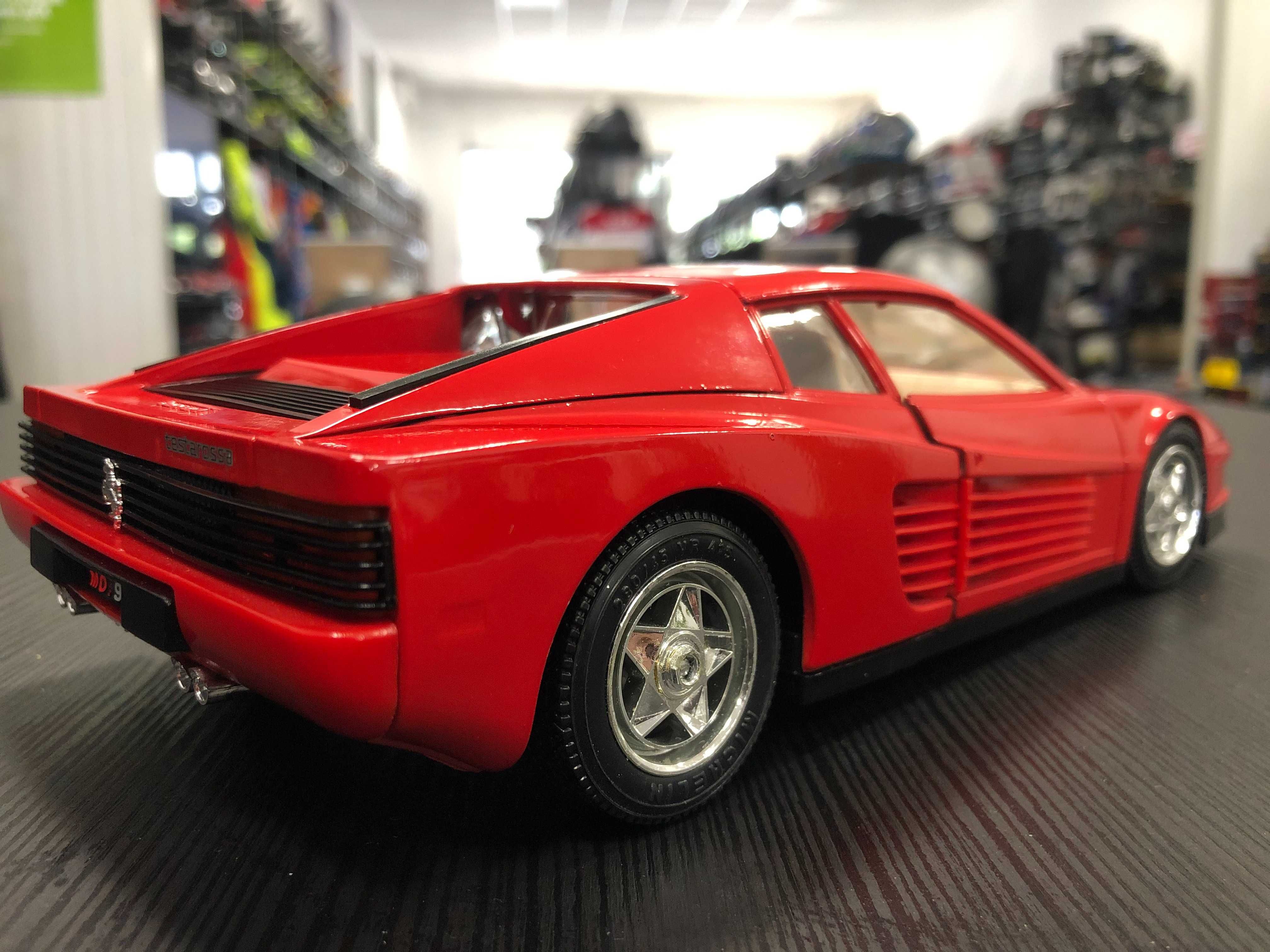 BBURAGO метална колекционерска количка FERARRI TESTAROSSA 1:18