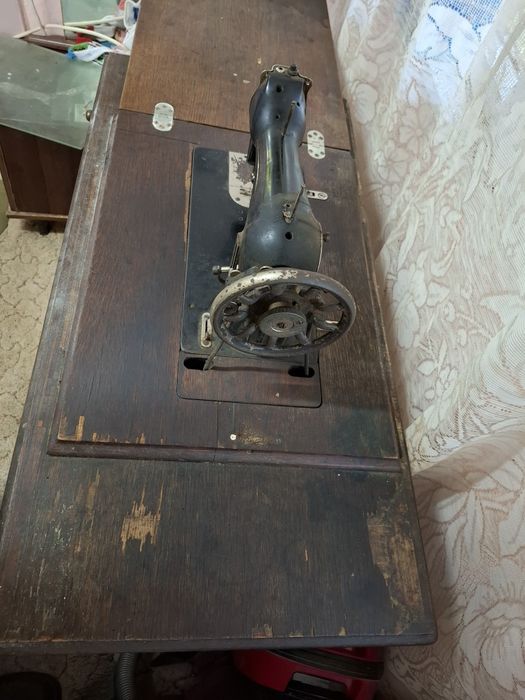 Mașină cusut veche industriala bazată pe Singer