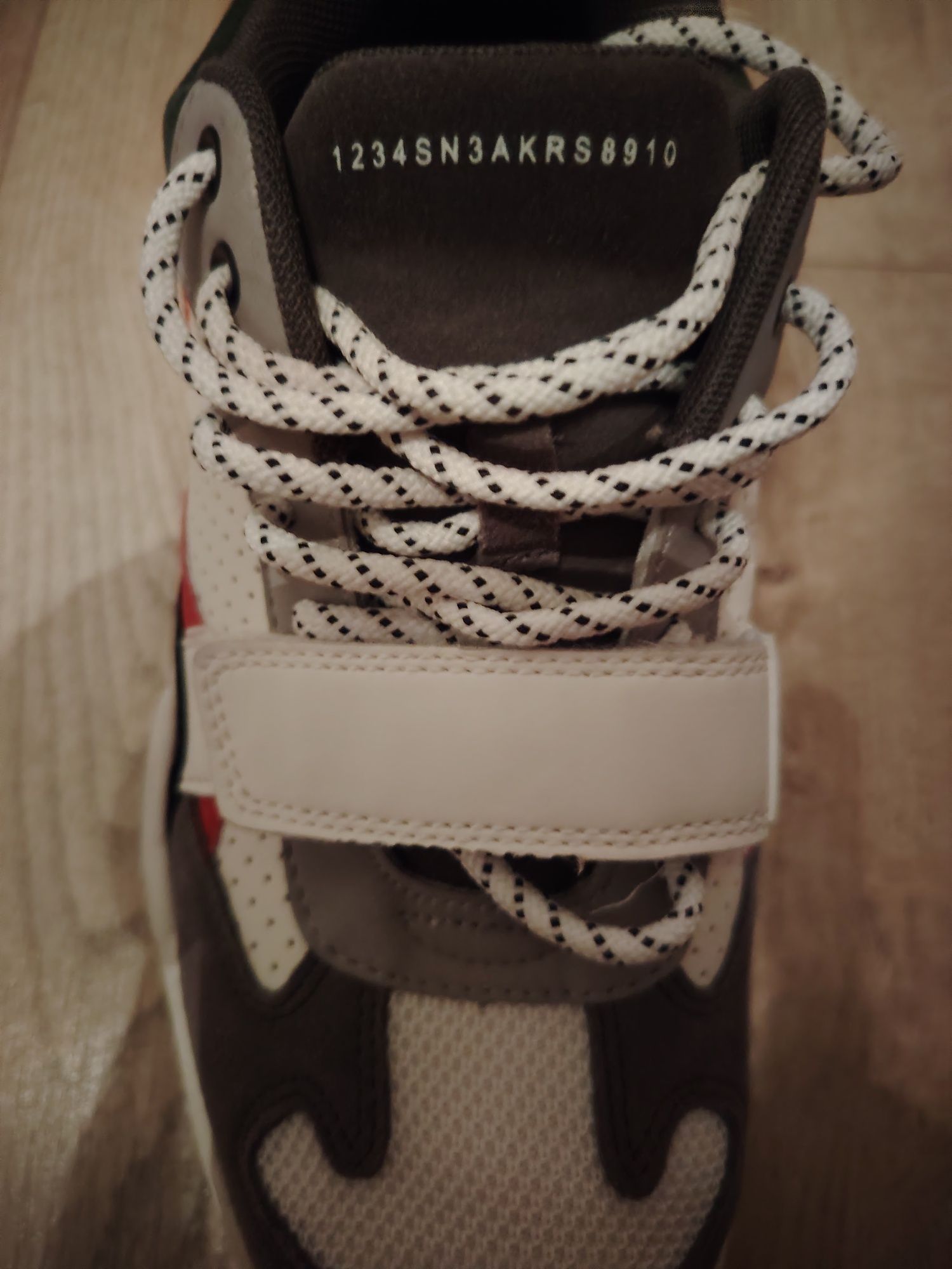 Vând adidași unisex Bershka mărimea 41
