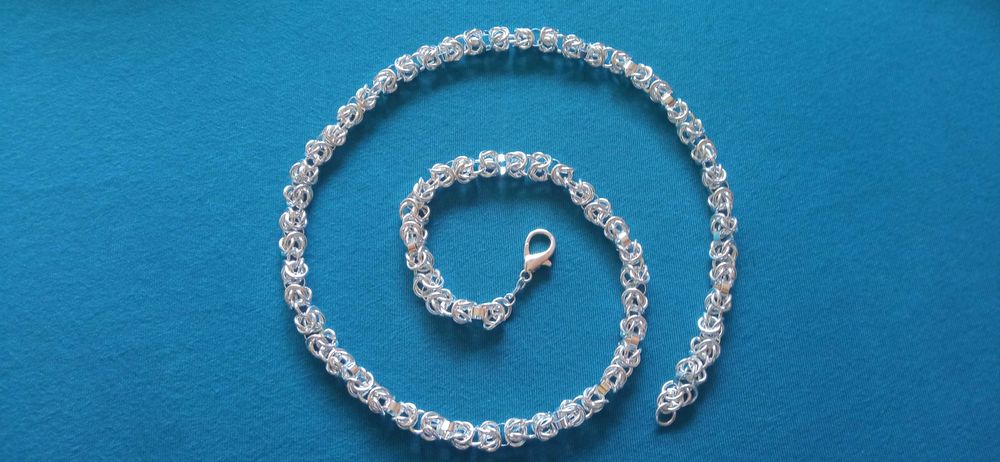Чисто нов, масивен и дълъг, сребърен ланец в кутия