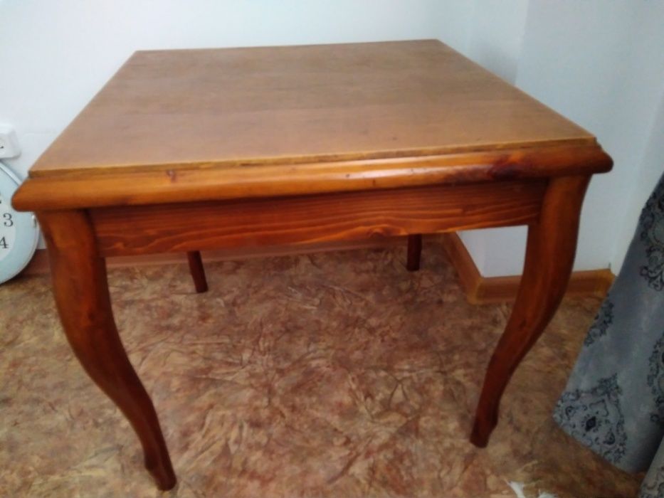 Продам стол журнальный (чистое дерево, резной)