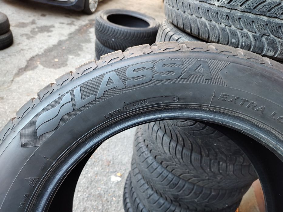 Продавам 2 зимни гуми 215/60/17 Lassa