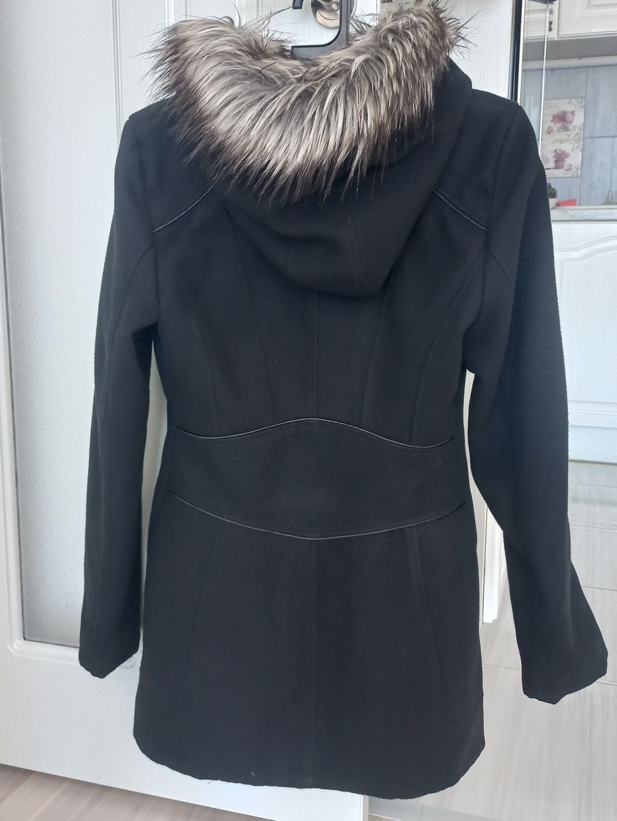 Дълго палто в черен цвят с качулка. 70% Кашмир.