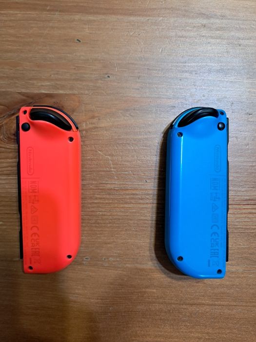 Nintendo Joy Con червен и син
