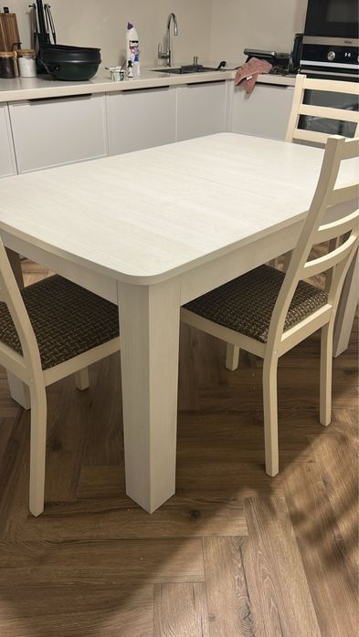 Продается стол и стулья