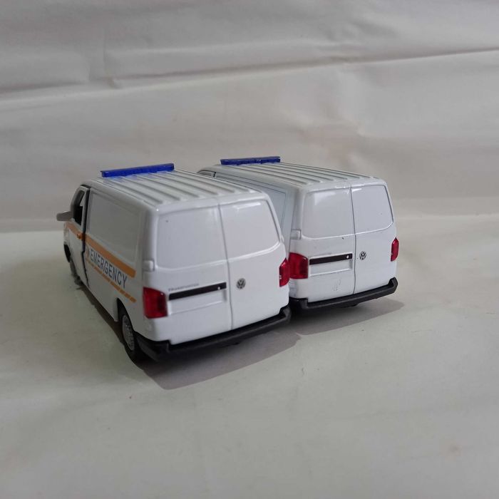 2 utilitare VW Transporter T6, 1/40, stare bună