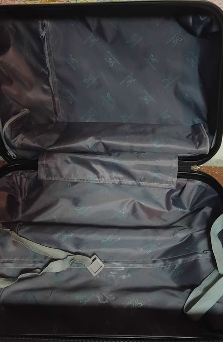 Куфар твърд с дръжка на колела