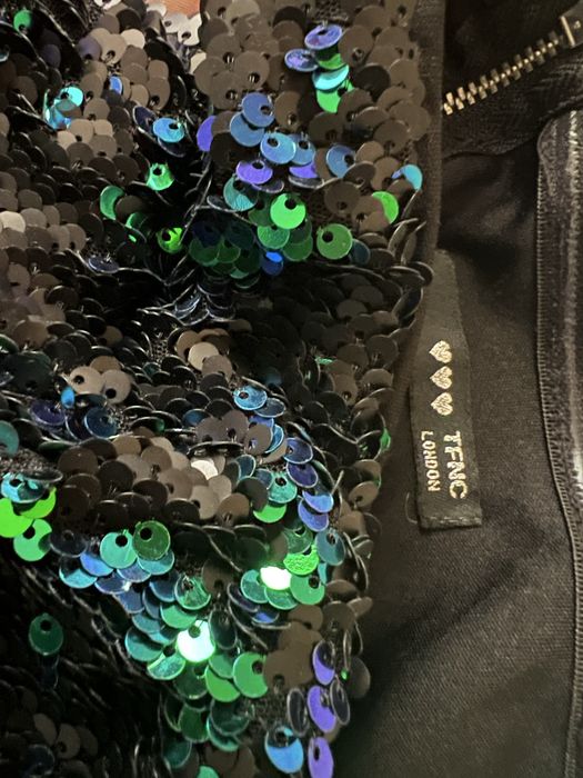 Рокля с дължина до коляното