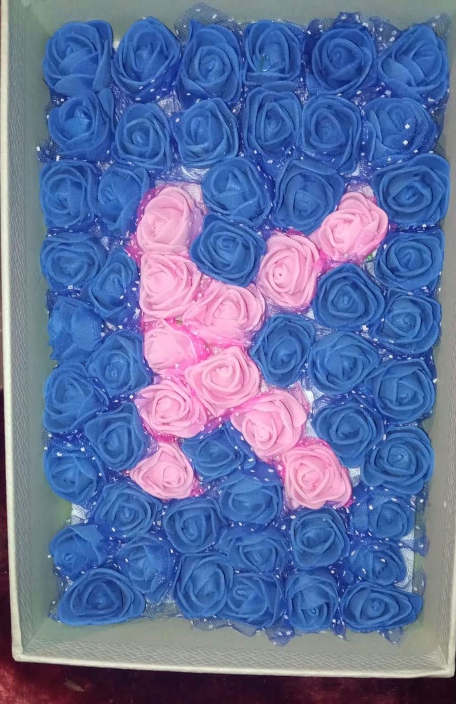 Кутия с буква от рози