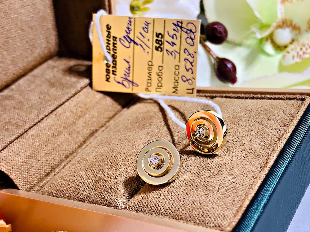 Стильные золотые серьги с бриллиантами Chopard