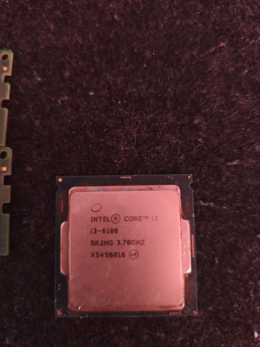 Продава се процесор i3 6100 с рам 8гб