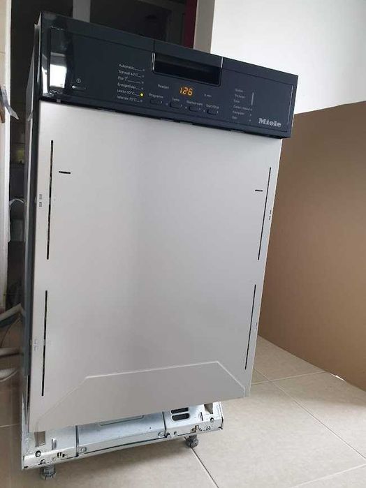 45см - Черно Miele Съдомиялна - 9 Комплекта - Частично Вграждане Тясна