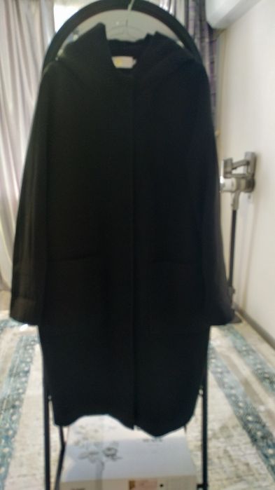 Женское пальто демисезонные глубокого черного цвета с капюшоном