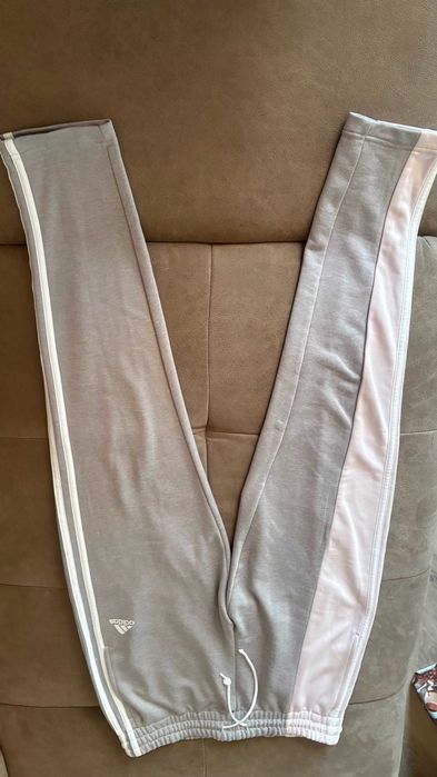 Дамски анцунг комплект Адидас, без забележки!