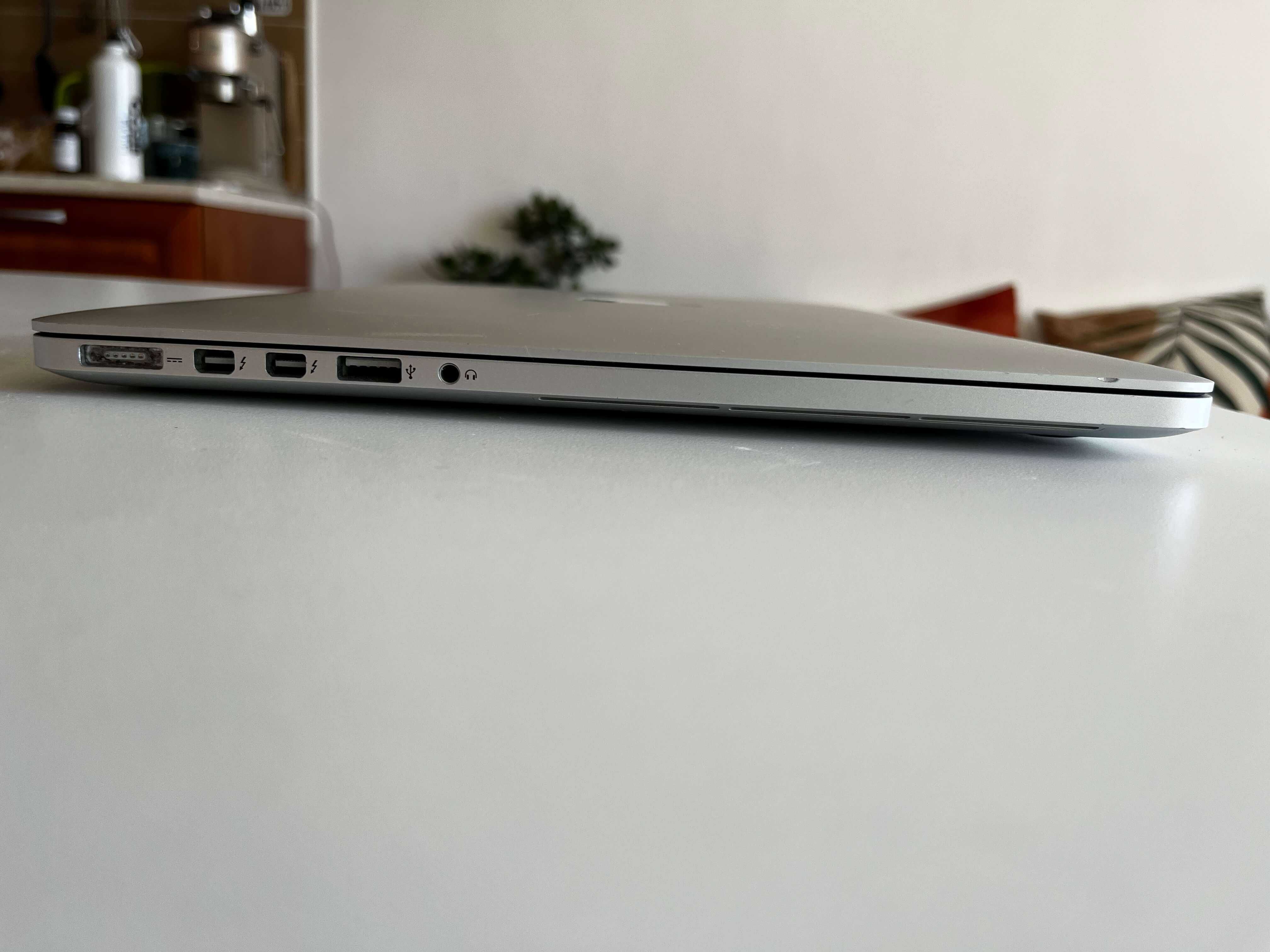 Macbook Pro (15", Retina, mid 2015) i7 2.2 GHz 16GB RAM 256 SSD