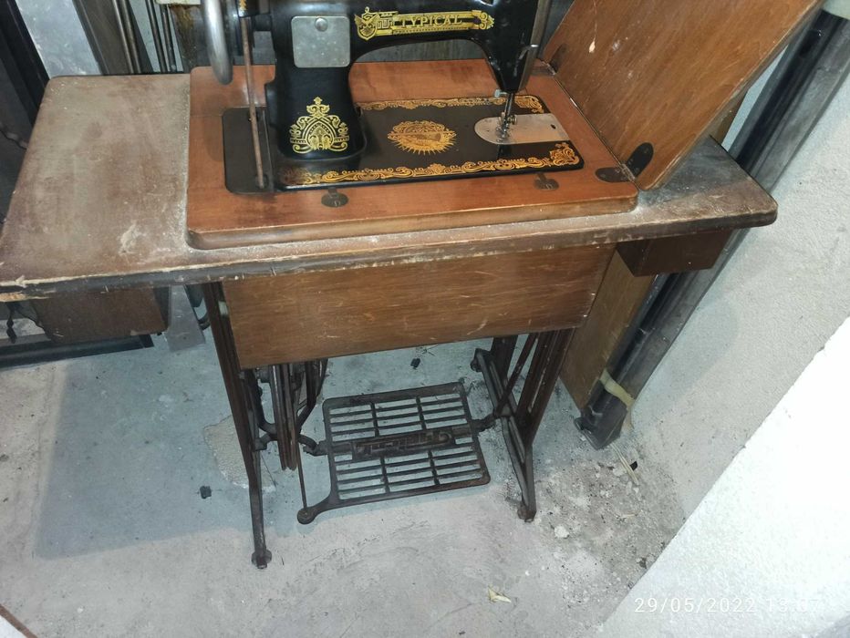 Продавам крачна шевна машина Typical