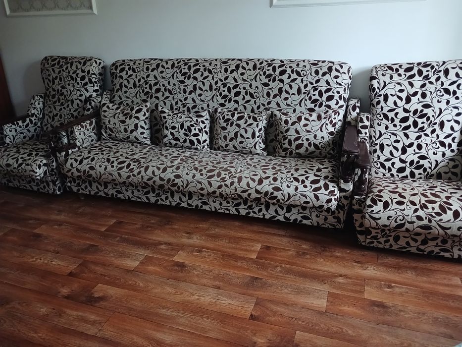 Диван жазылмалы  2 креслосымен сатылады.Айналы шкаф сатылады.