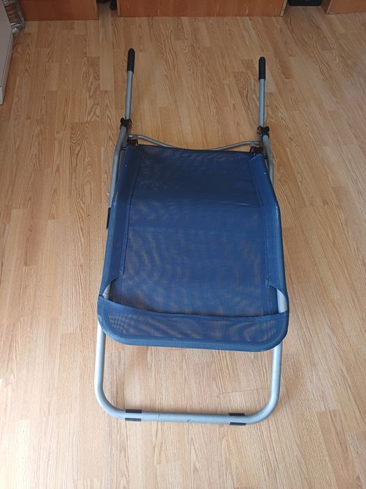 Vînd sezlong pliabil.