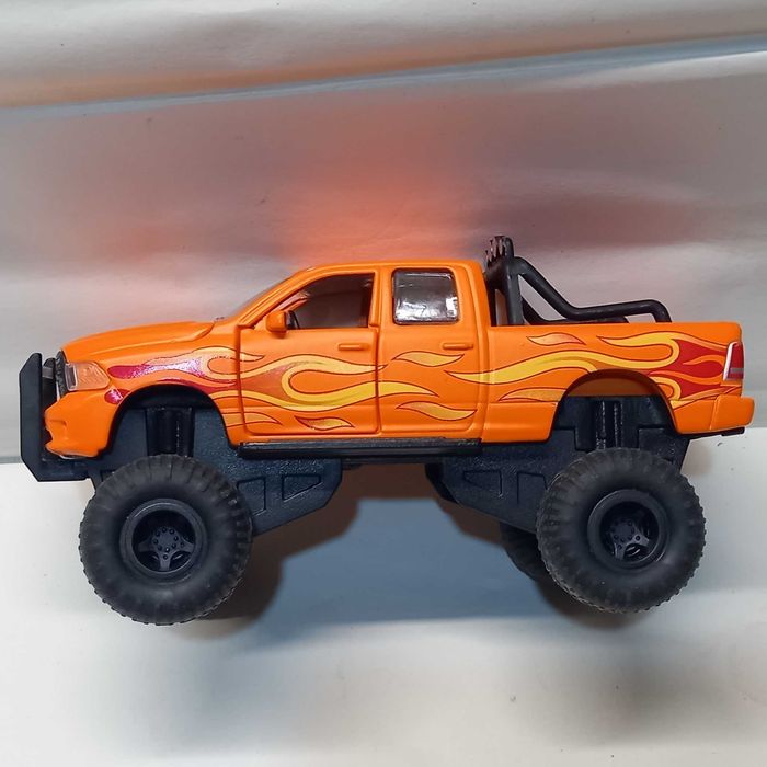 Siku Dodge Ram 1500 cu anvelope cauciuc, scara 1/50, ca nouă