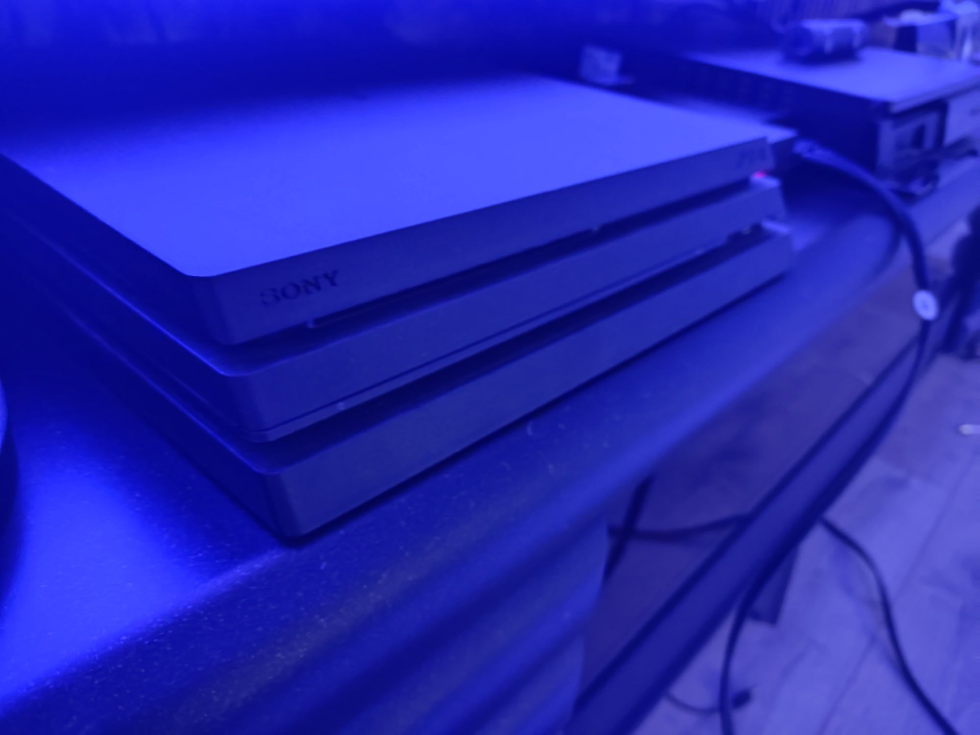PS4 pro 1 tb sotiladi yangi
