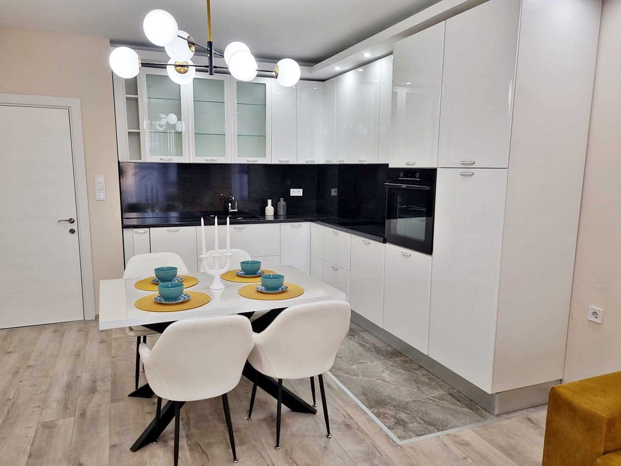 Продава се Двустаен апартамент в Пловдив, Въстанически - 80 кв.м за 1875 €/кв.м - Снимка #5