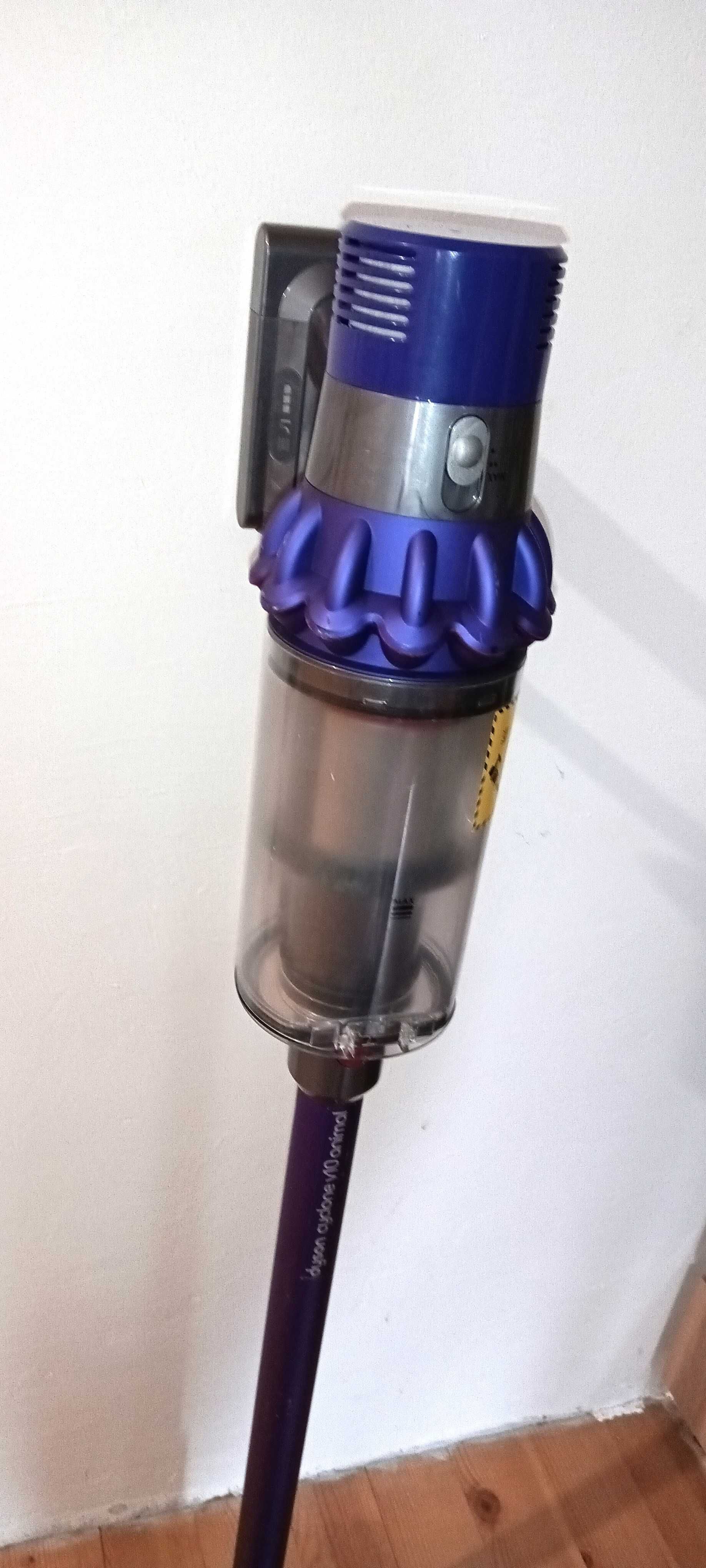 Много добра Dyson V10 безжична прахосмукачка пълен комплект