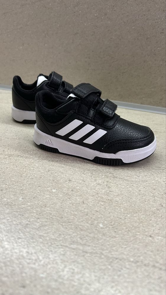 Чисто нови кецове Adidas