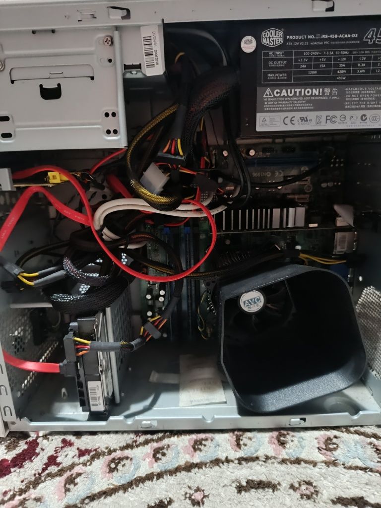 Vând PC "nu stiu ce componente are)