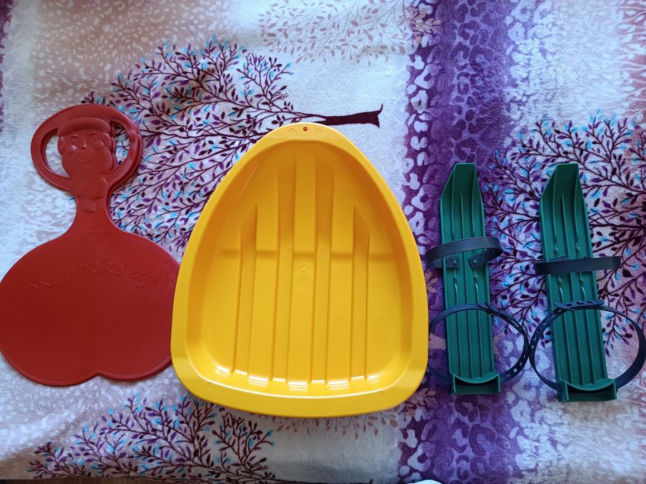 Продам новые ледянки и лыжи